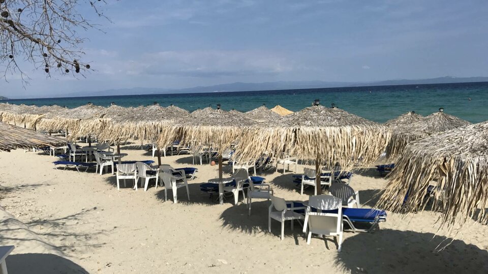Hotel Villa George - plaža sa suncobranima i ležaljkama..jpg