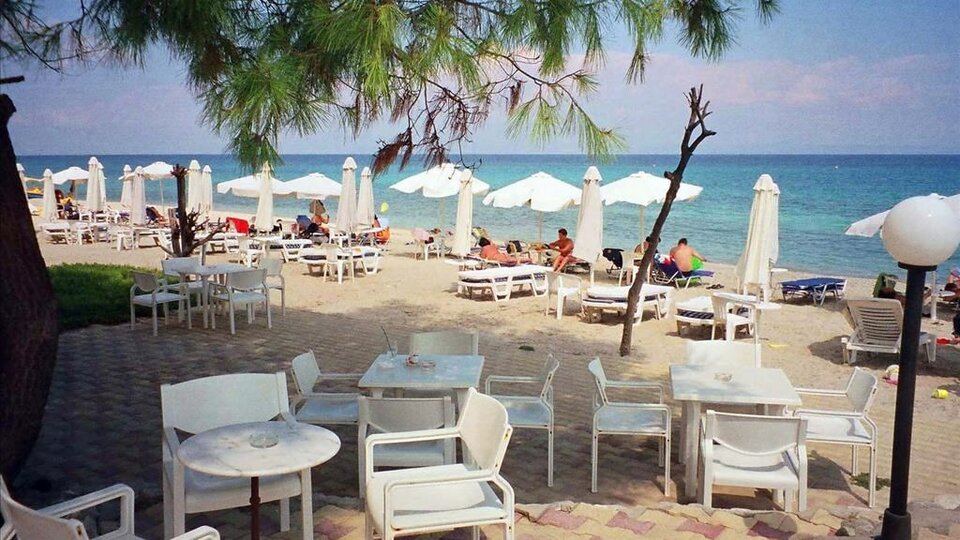 Villa George - stolovi i ležaljke na plaži.jpg