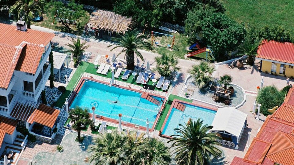 Villa George hotel - slika bazena iz drona.jpg