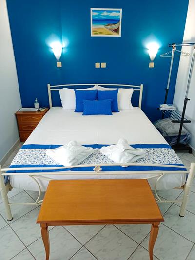 Elinnas Hotel - pogled na bračni krevet.jpg