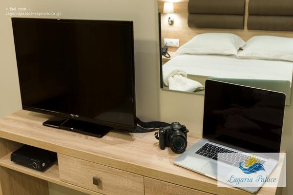 Lagaria rooms _ apartments - televizor i laptop.jpg
